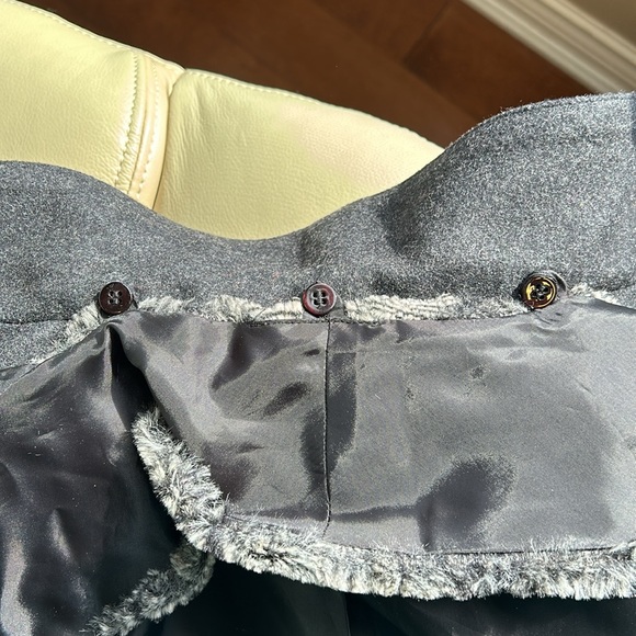 Italian designer  Grey Jacket with Attachable b&w shirt trim faux fur collar - Picture 12 of 13